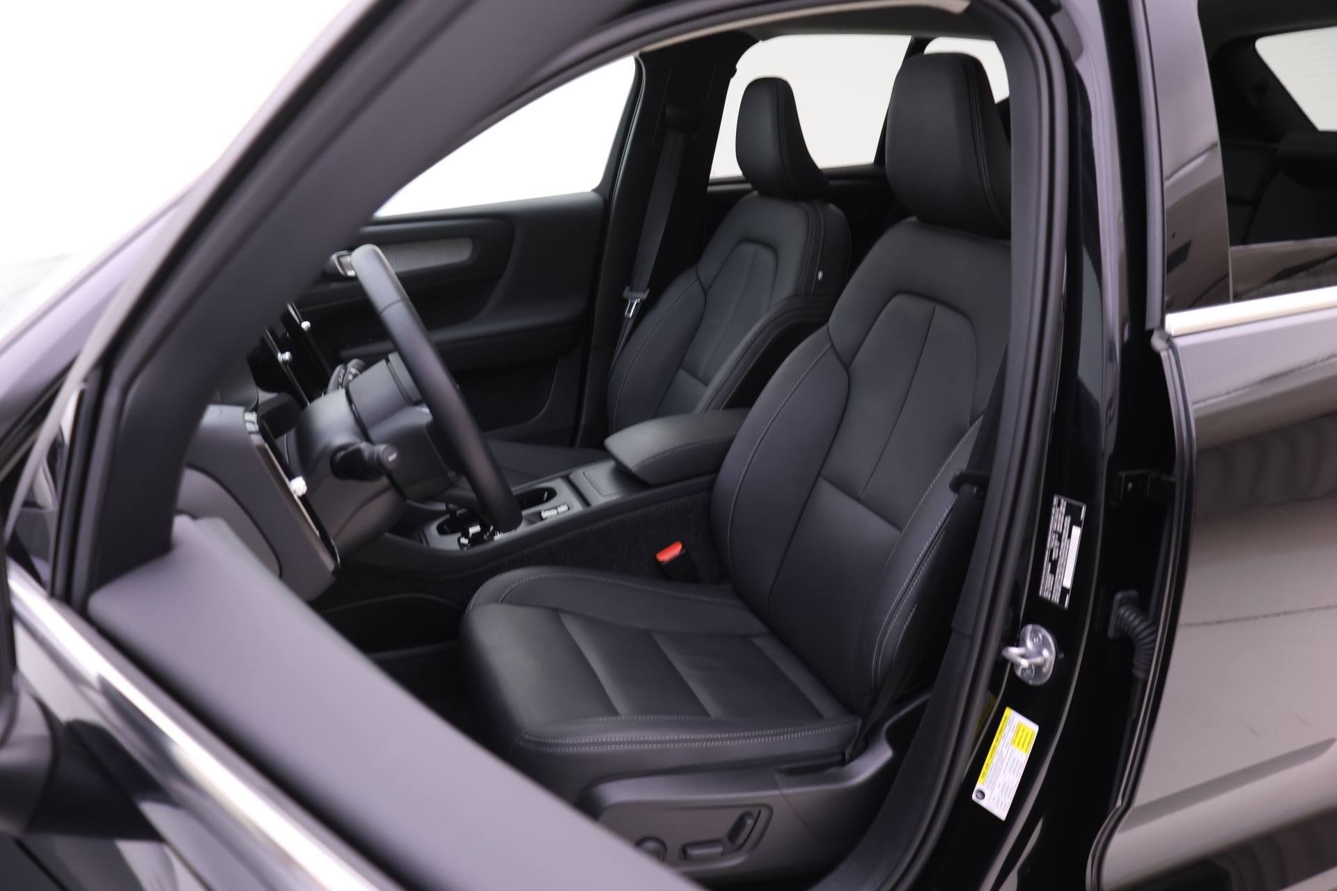 2025 Volvo XC40 Core photo 2