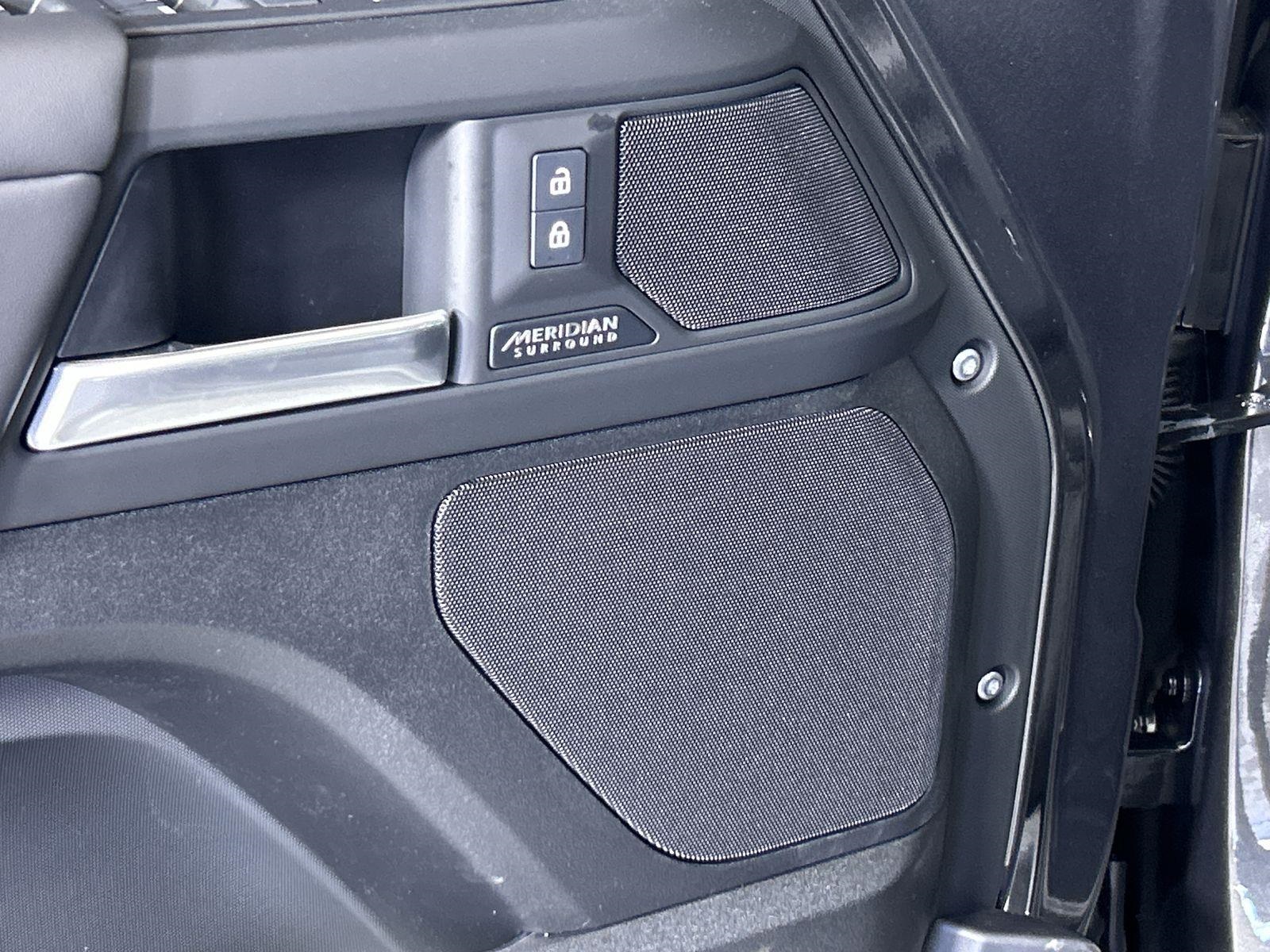 2025 Land Rover Defender 130 X-Dynamic SE photo 21