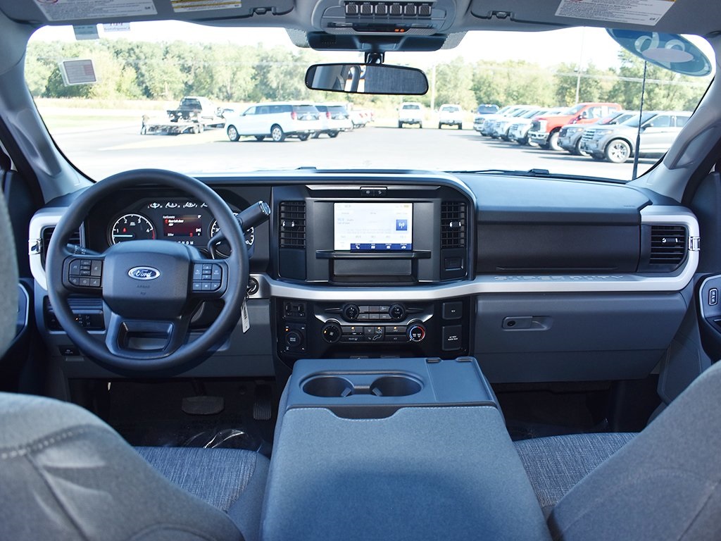 2026 Ford F-350 XLT photo 3