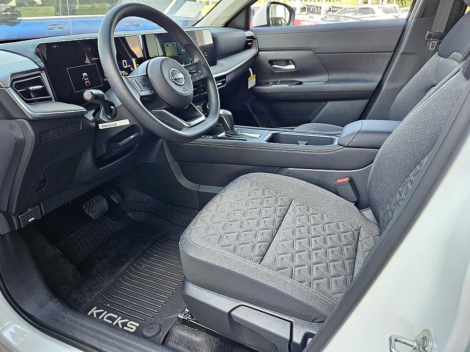 2025 Nissan Kicks SV photo 7