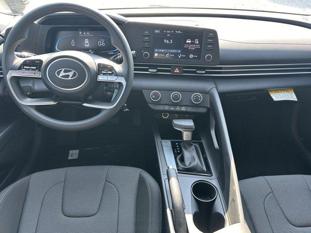 2025 Hyundai Elantra SE photo 18