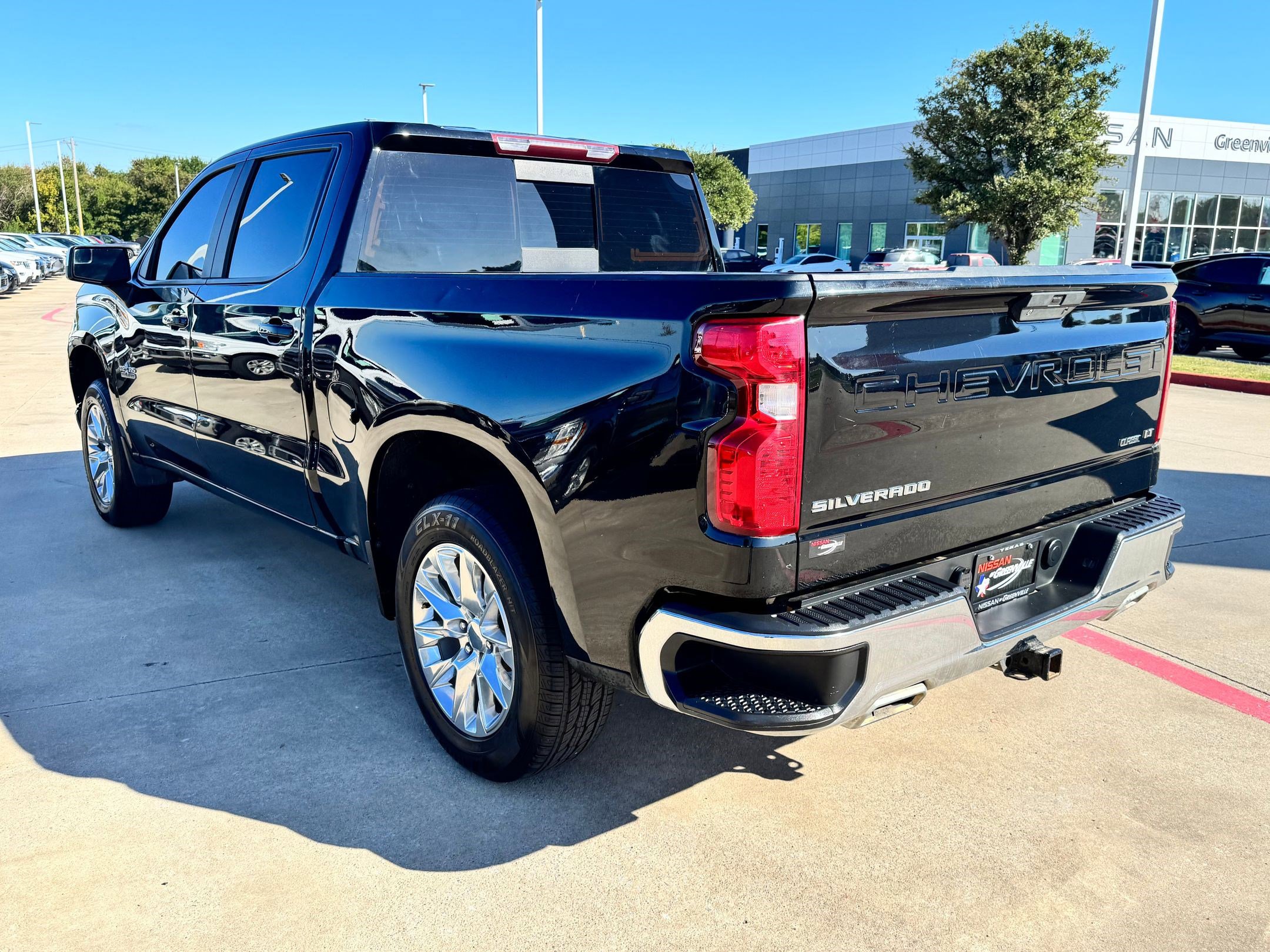2021 Chevrolet Silverado 1500 LT photo 2