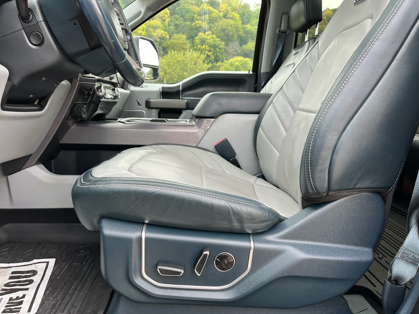 2022 Ford F-350 Limited photo 17