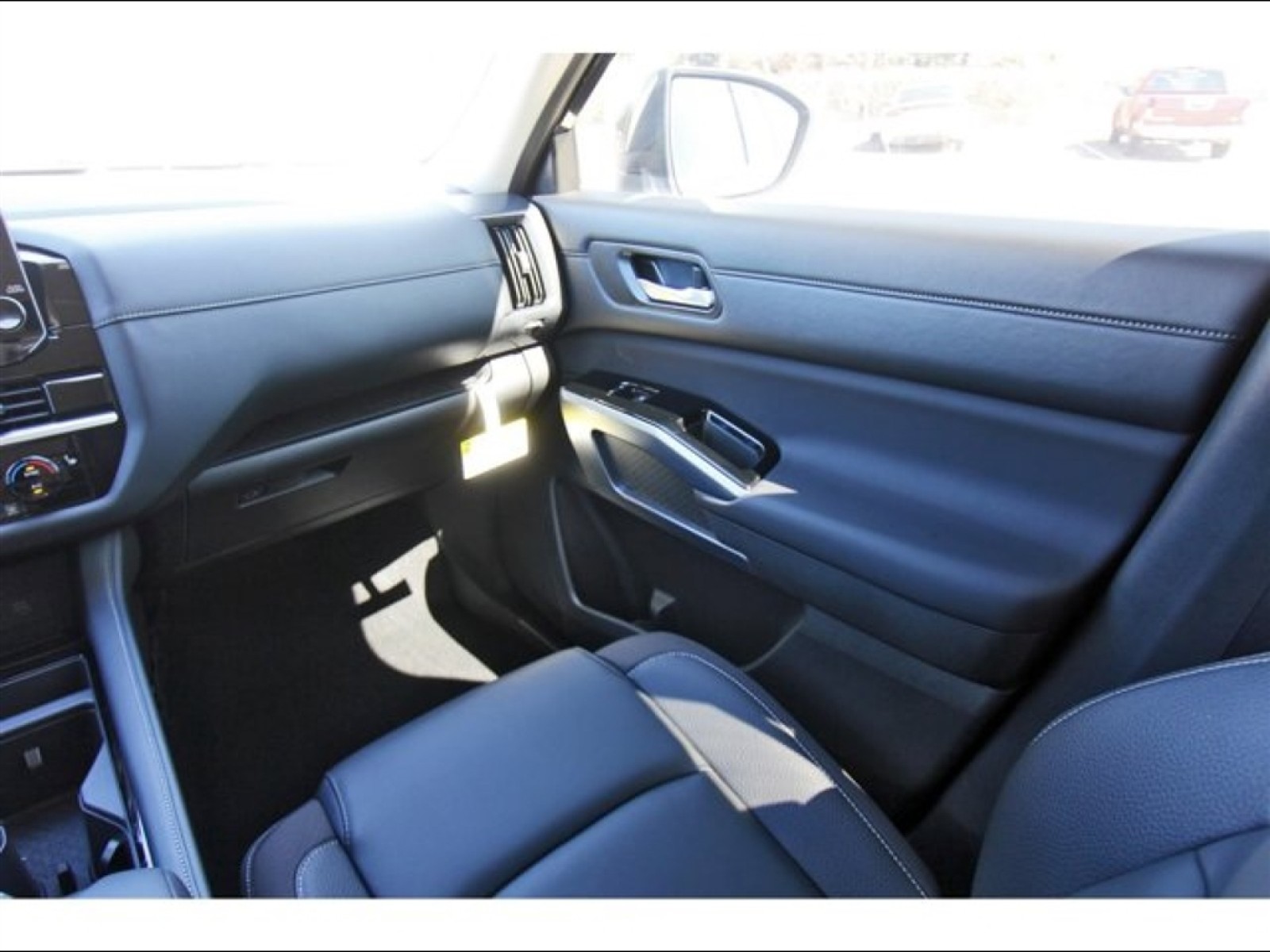 2025 Nissan Pathfinder SL - 8