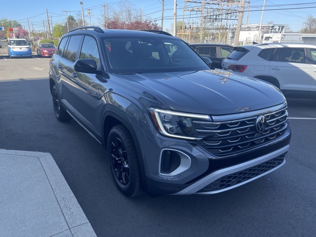 2025 Volkswagen Atlas Peak Edition SE photo 4