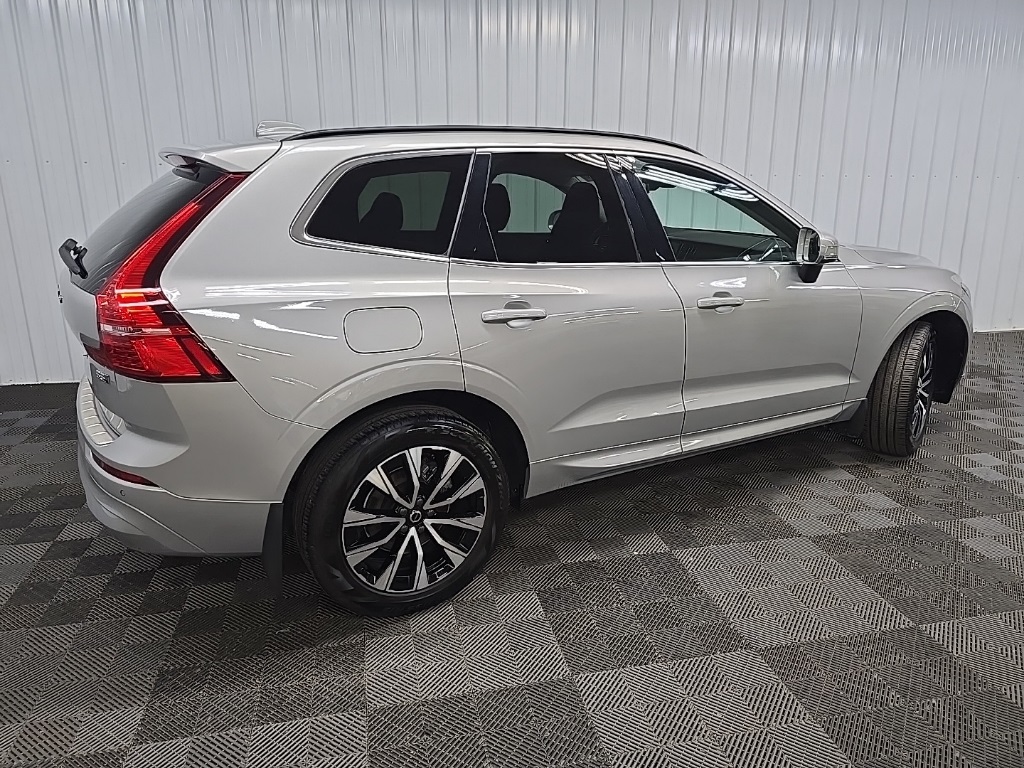 2023 Volvo XC60 B5 Core photo 3