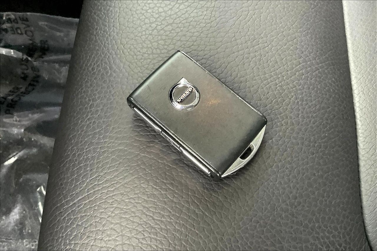 2023 Volvo XC60 B5 Plus photo 31
