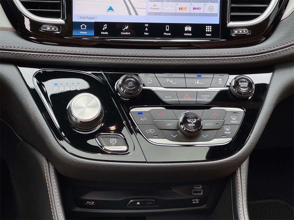 2026 Chrysler Pacifica Pinnacle photo 21