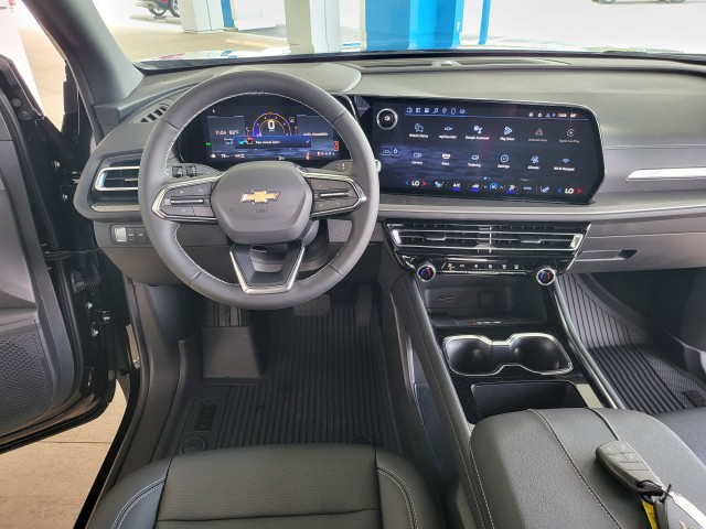 2025 Chevrolet Traverse photo 2