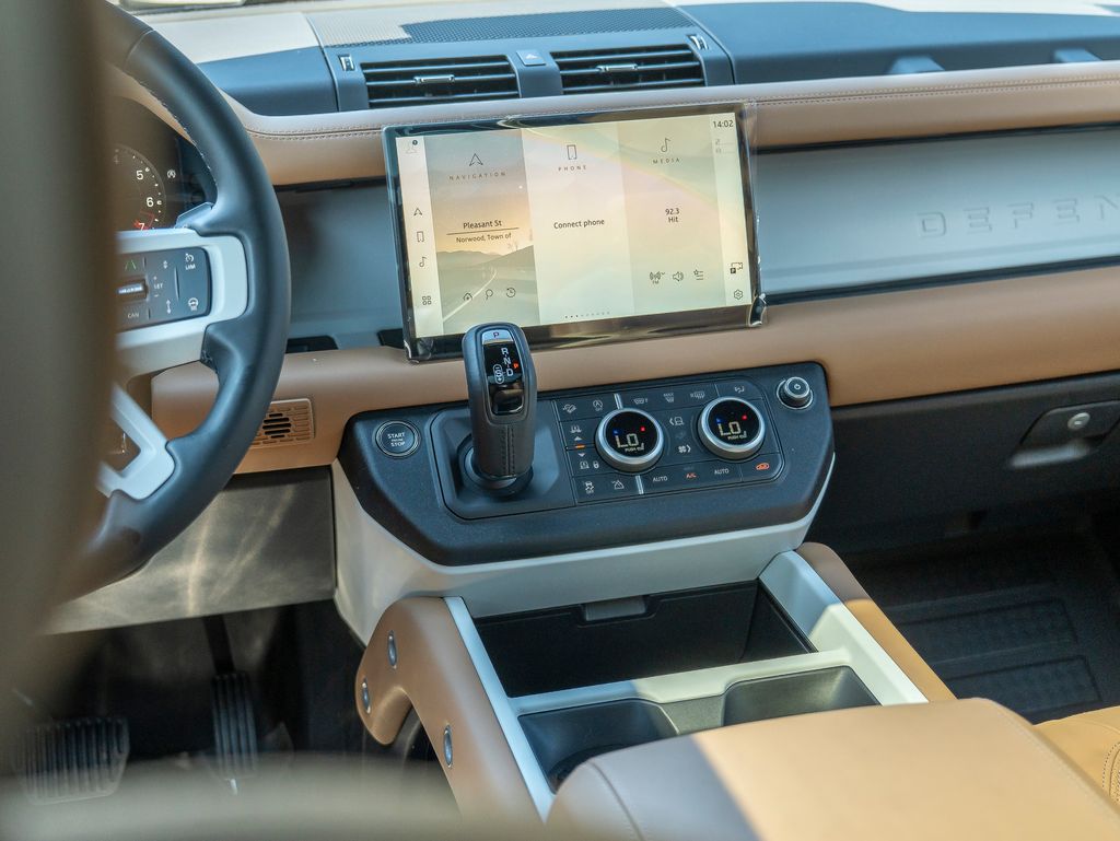 2025 Land Rover Defender 130 S photo 17