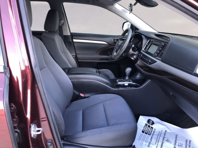 2018 Toyota Highlander LE photo 12