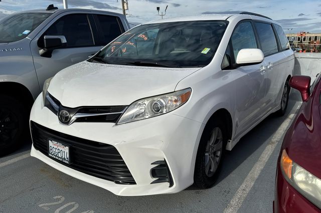 2018 Toyota Sienna LE's photo