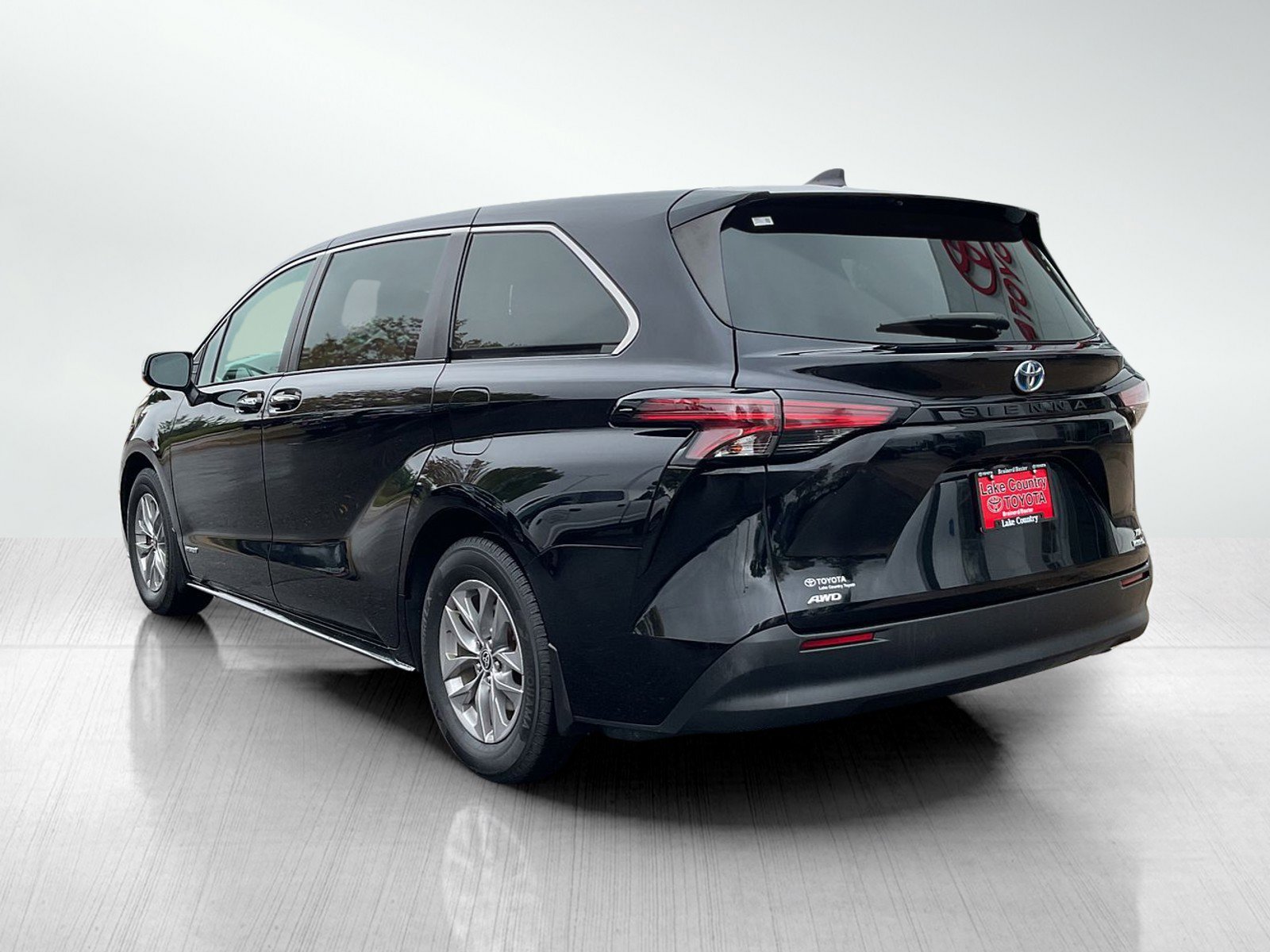 2021 Toyota Sienna XLE photo 2