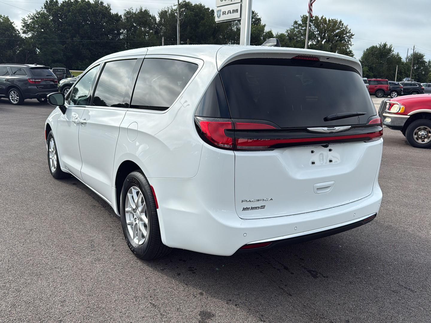 2026 Chrysler Pacifica photo 15