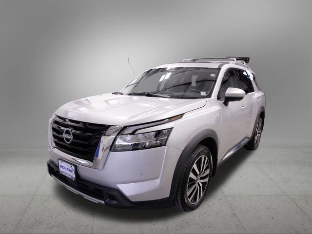 2023 Nissan Pathfinder Platinum's photo
