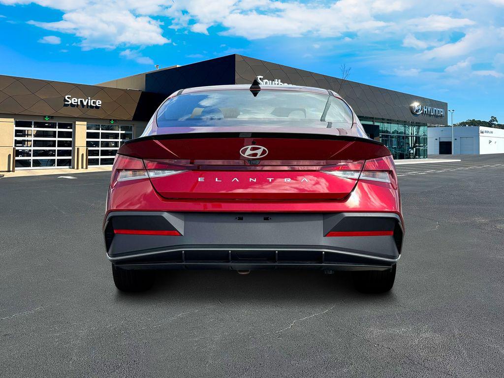 2025 Hyundai Elantra SEL Sport photo 4
