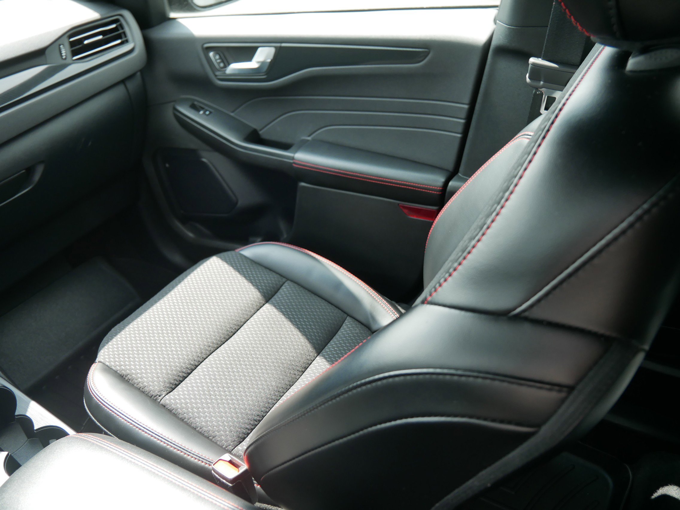 2024 Ford Escape ST-Line photo 12
