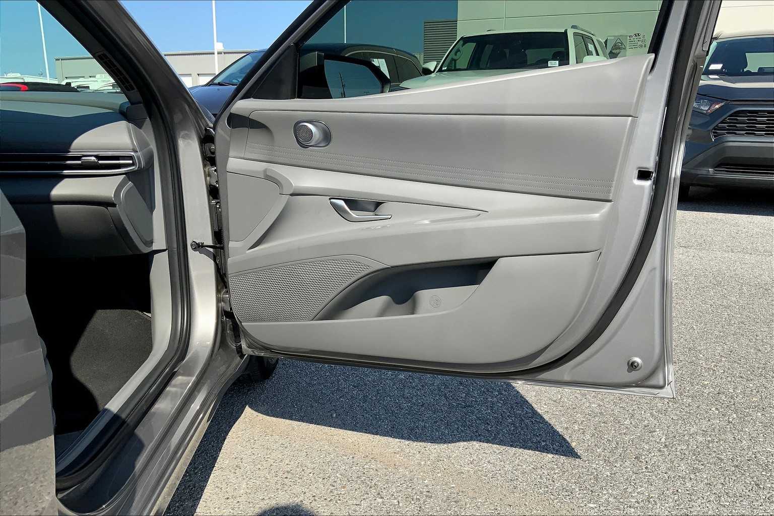 2023 Hyundai Elantra SEL photo 21