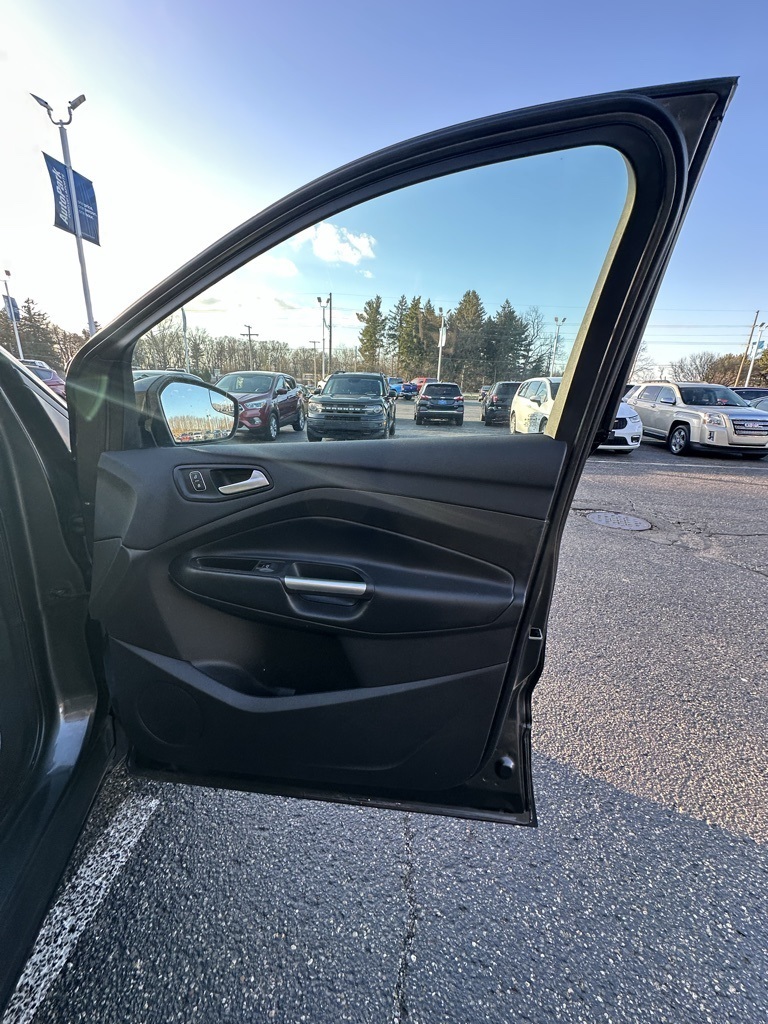 2019 Ford Escape SEL photo 16