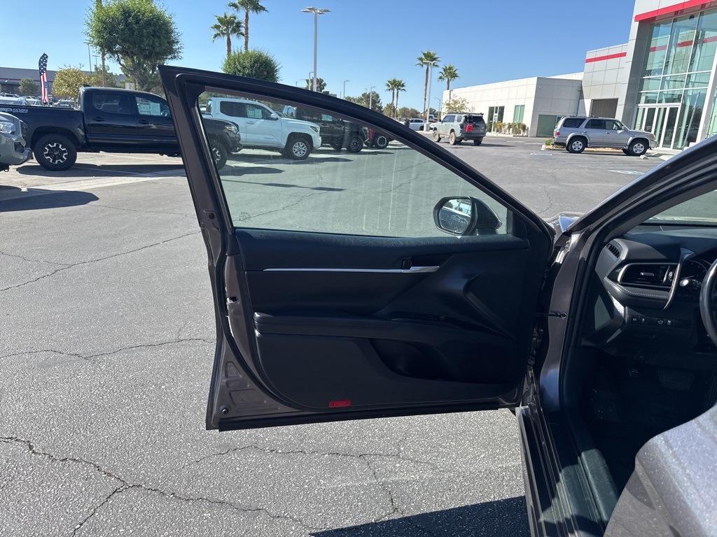 2022 Toyota Camry SE photo 12