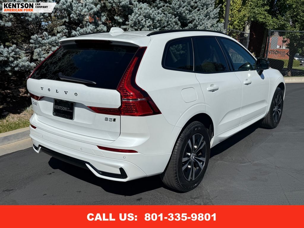 2024 Volvo XC60 Core photo 7