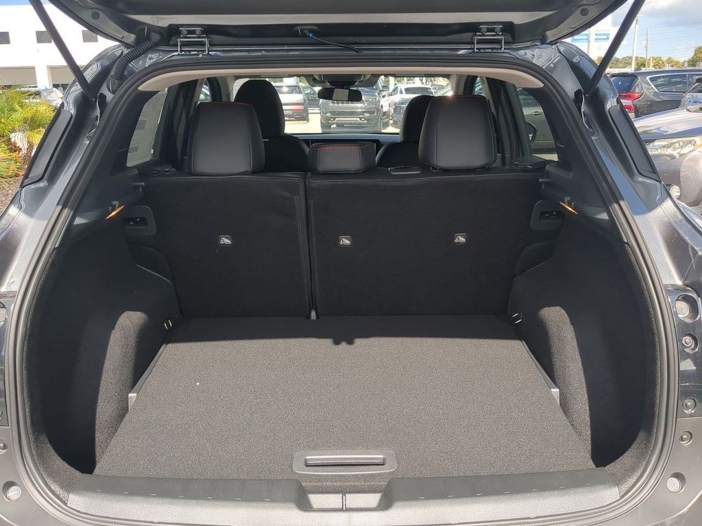 2025 Nissan Kicks SR photo 11