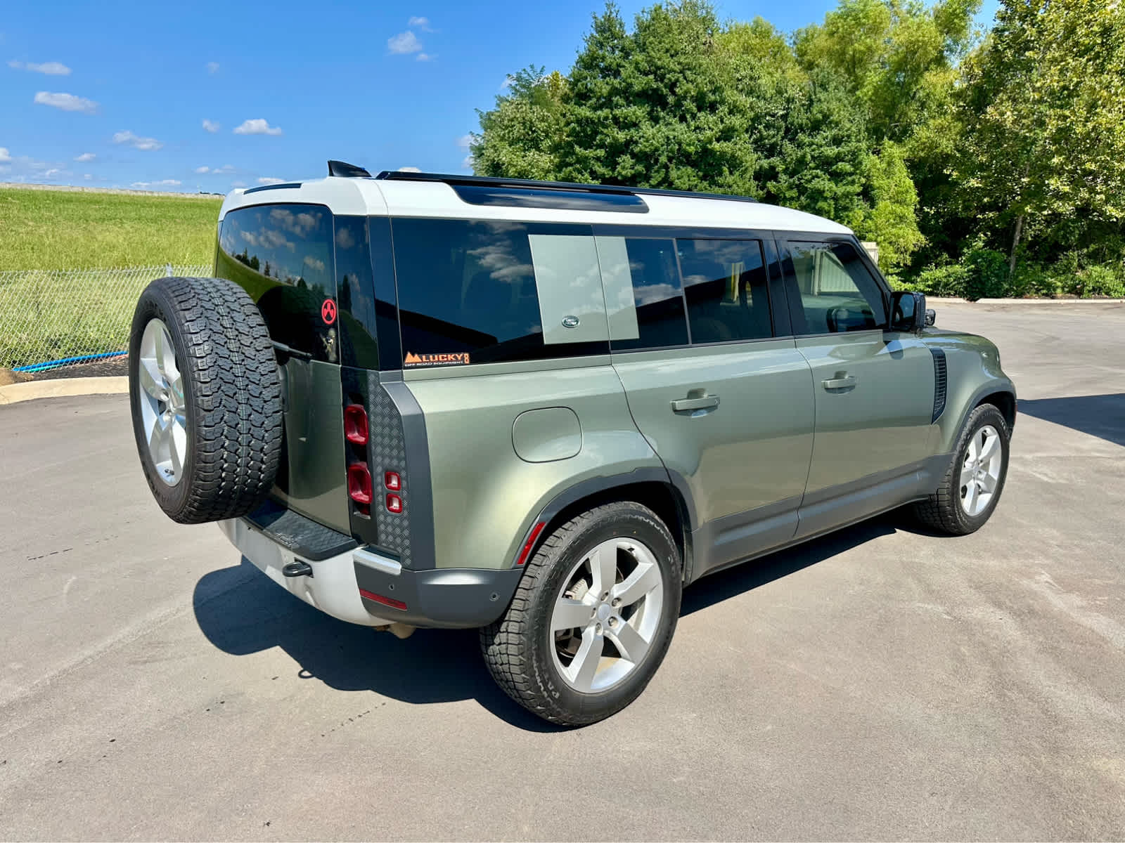 2024 Land Rover Defender S photo 2