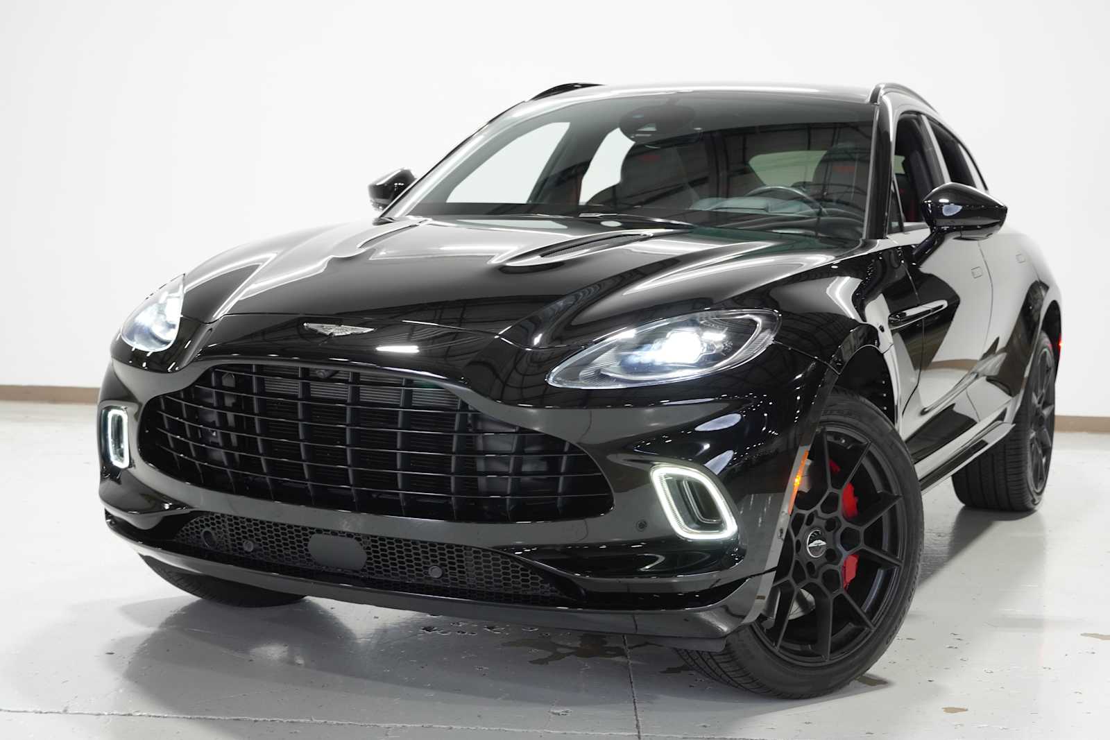 2021 Aston Martin DBX Base's photo