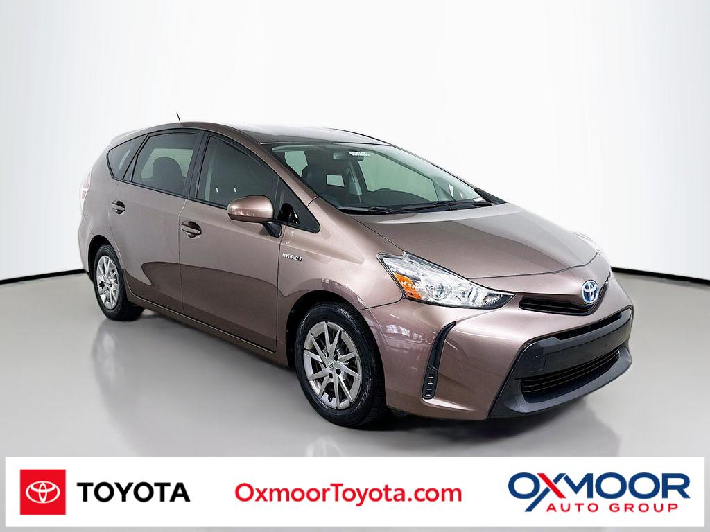 2016 Toyota Prius v Five's photo