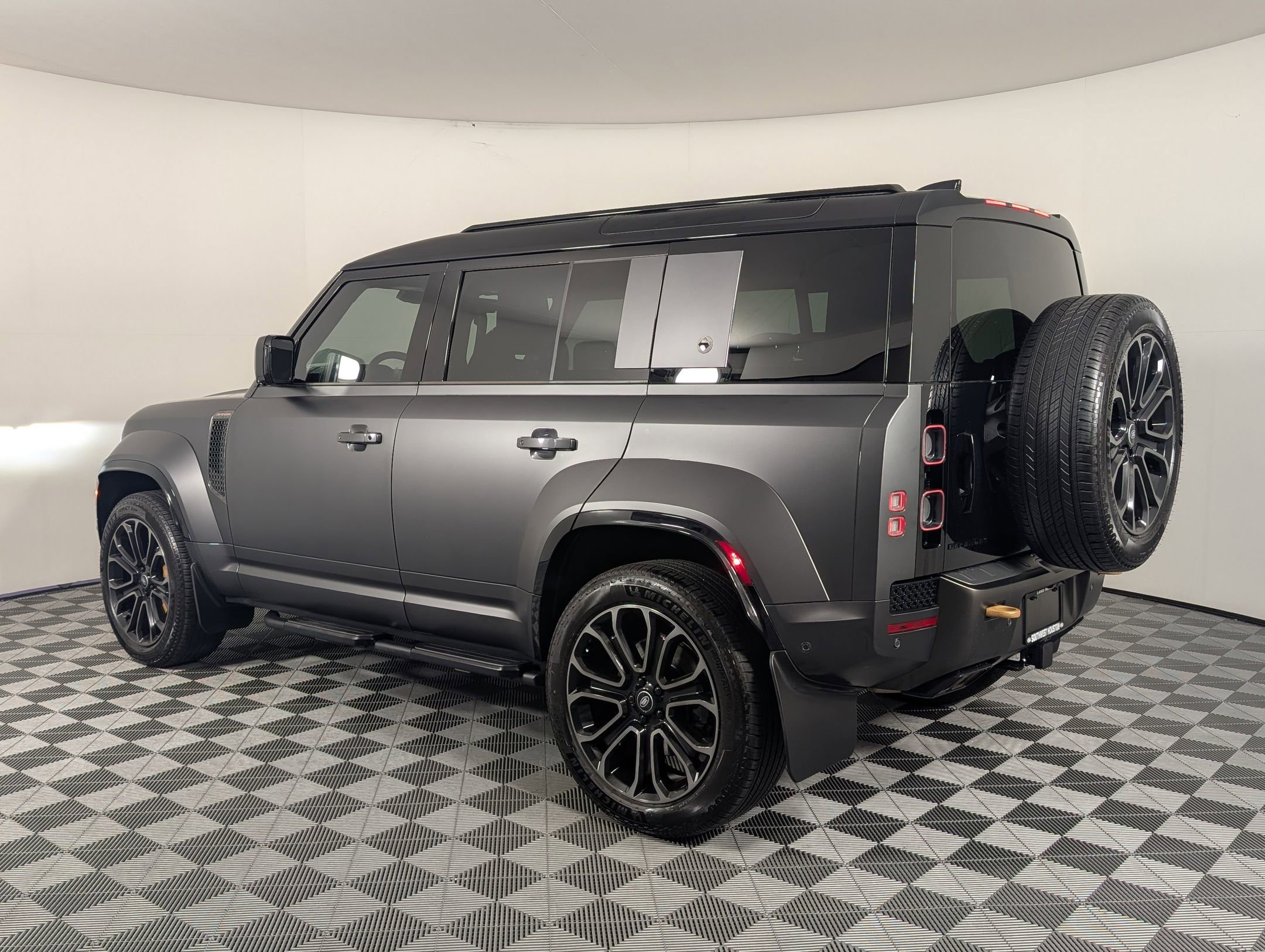 2025 Land Rover Defender 110 photo 3