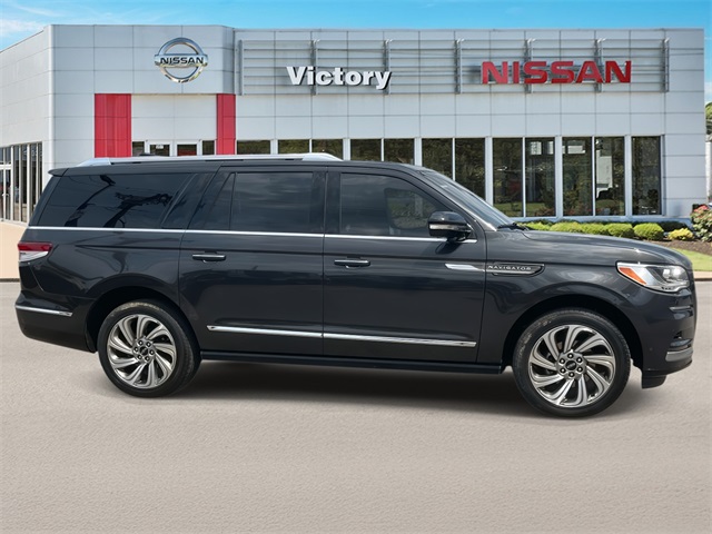 2022 Lincoln Navigator L Reserve photo 2