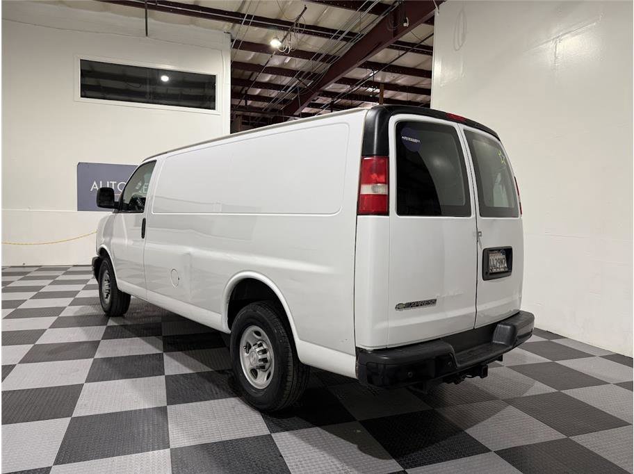 Used 2017 Summit White Chevrolet Van 3D image 7