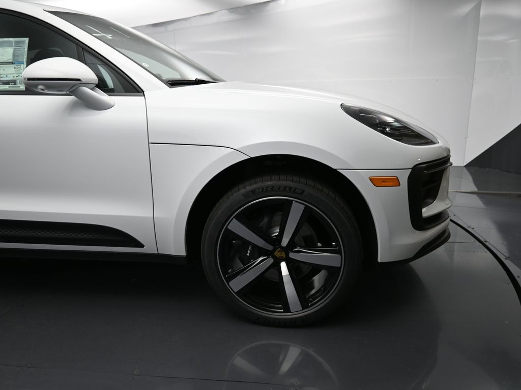 2026 Porsche Macan T photo 17