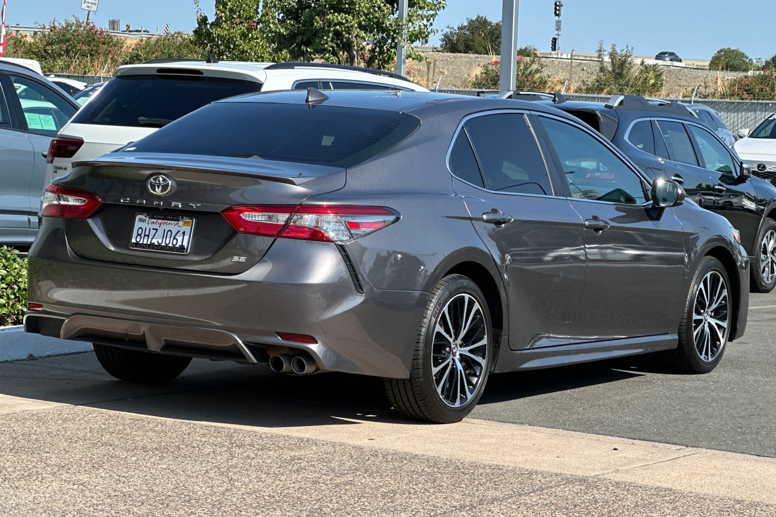 2019 Toyota Camry SE photo 4