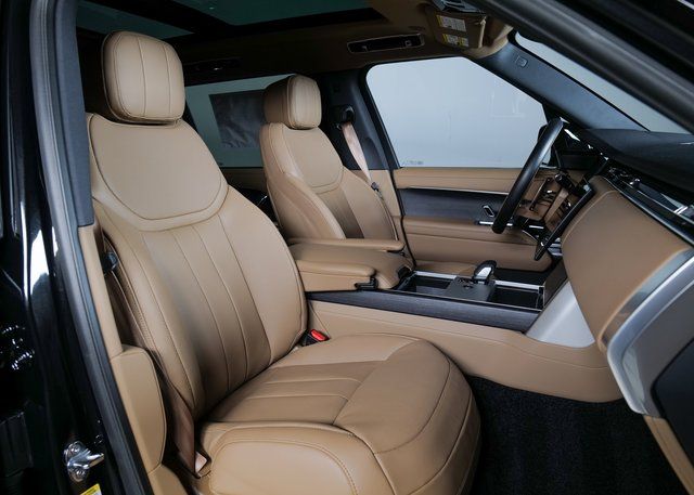 2025 Land Rover Range Rover SE photo 2
