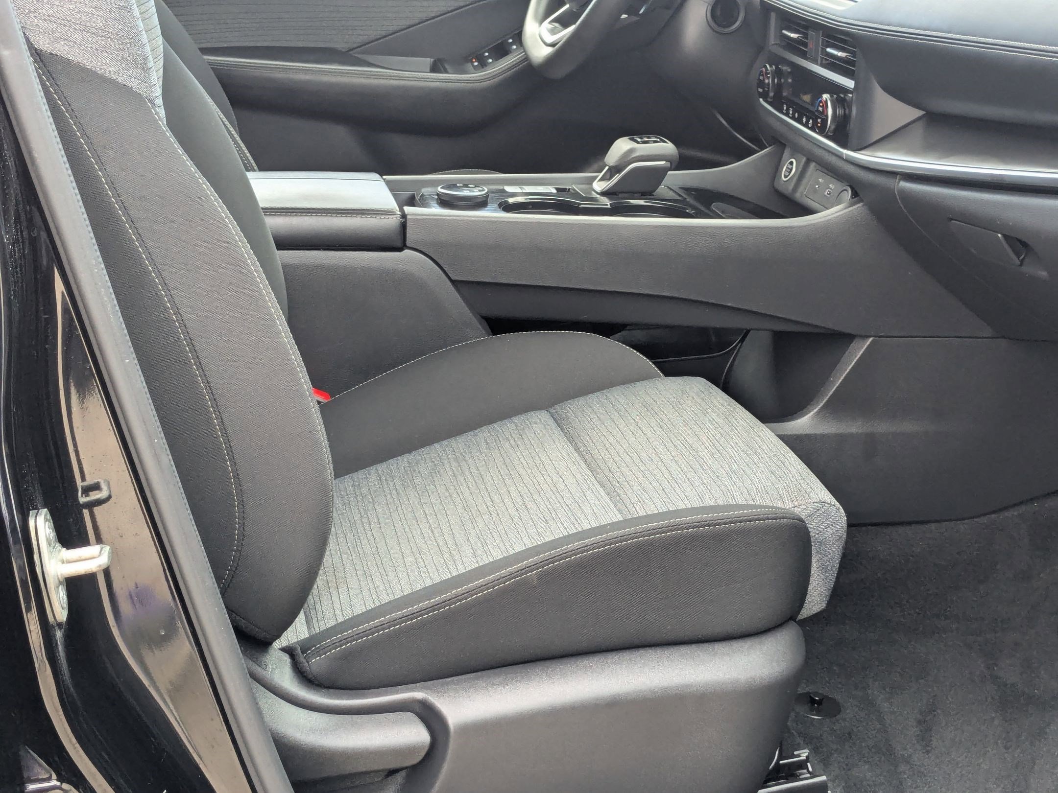 2023 Nissan Rogue SV photo 28