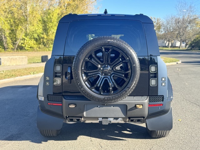 2026 Land Rover Defender 110 photo 4