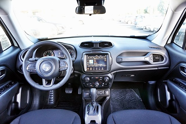 Used 2022 White Jeep Latitude image 18