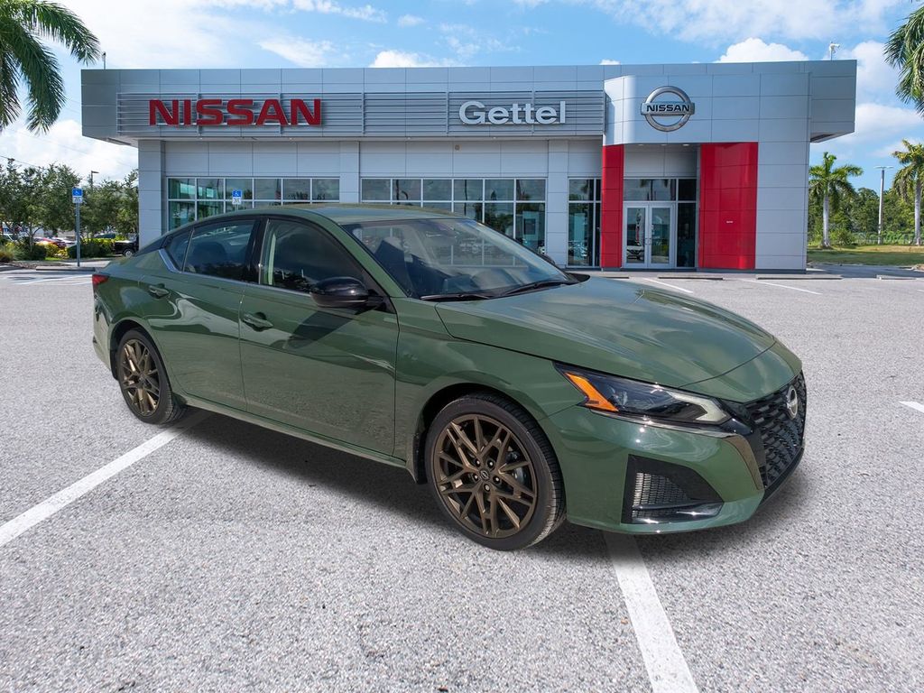 2025 Nissan Altima SR photo 3