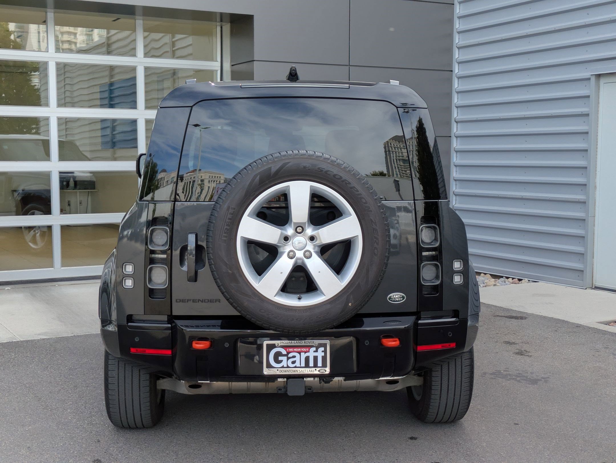 2023 Land Rover Defender 110 photo 3