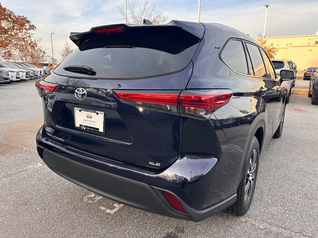 2021 Toyota Highlander XLE photo 3