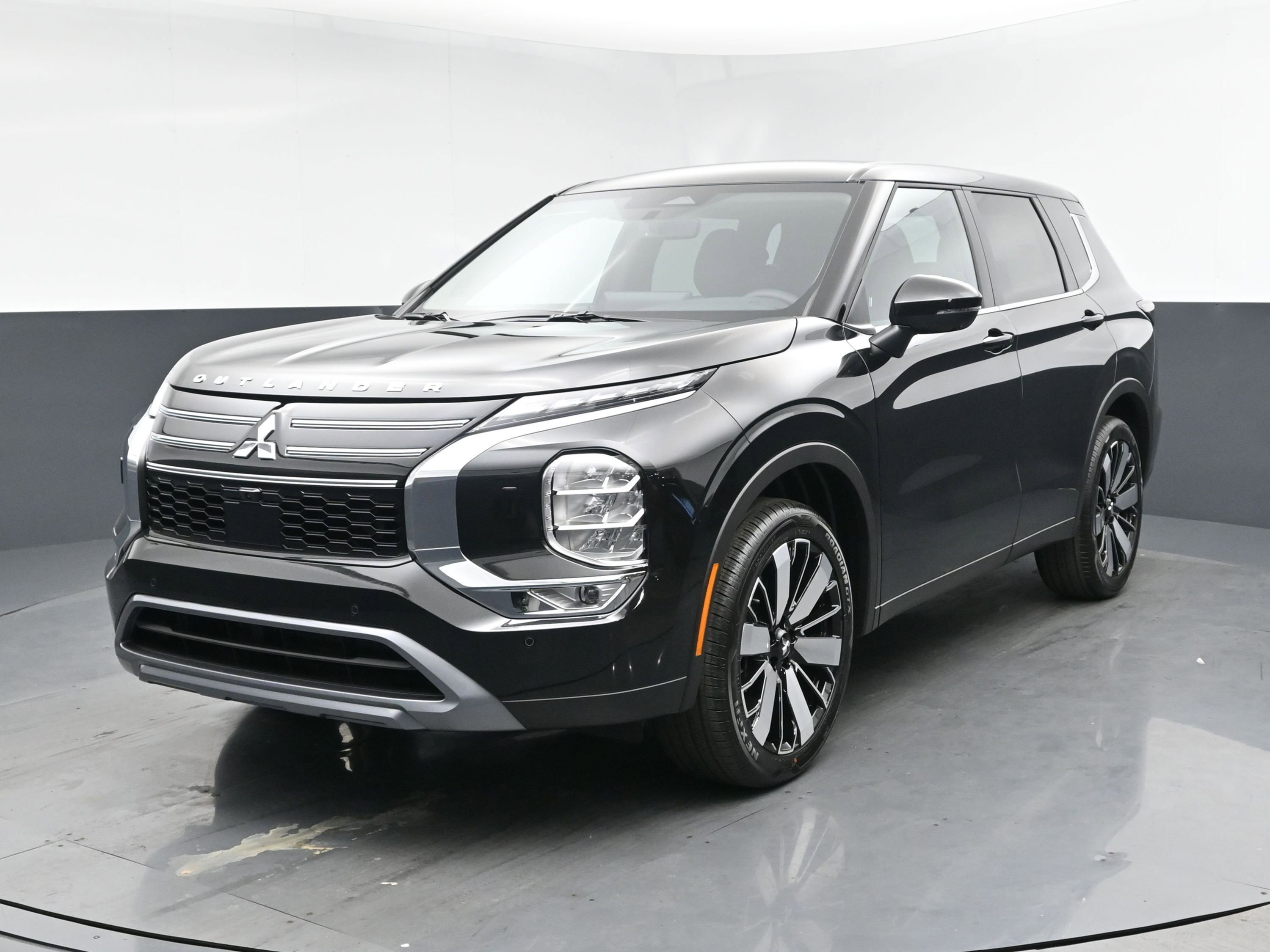 2025 Mitsubishi Outlander SE's photo