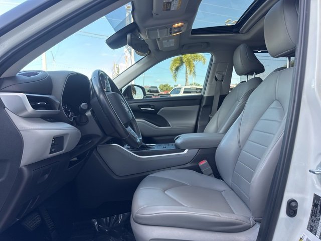 2021 Toyota Highlander XLE photo 2