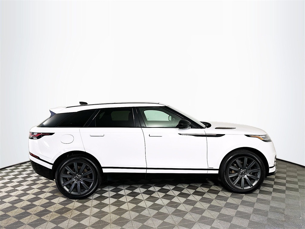 Used 2018 Fuji White Land Rover SE R-Dynamic image 4