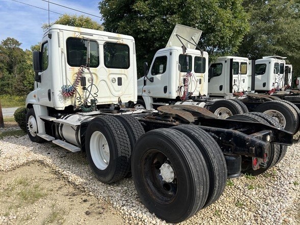 2015 Freightliner Cascadia photo 2