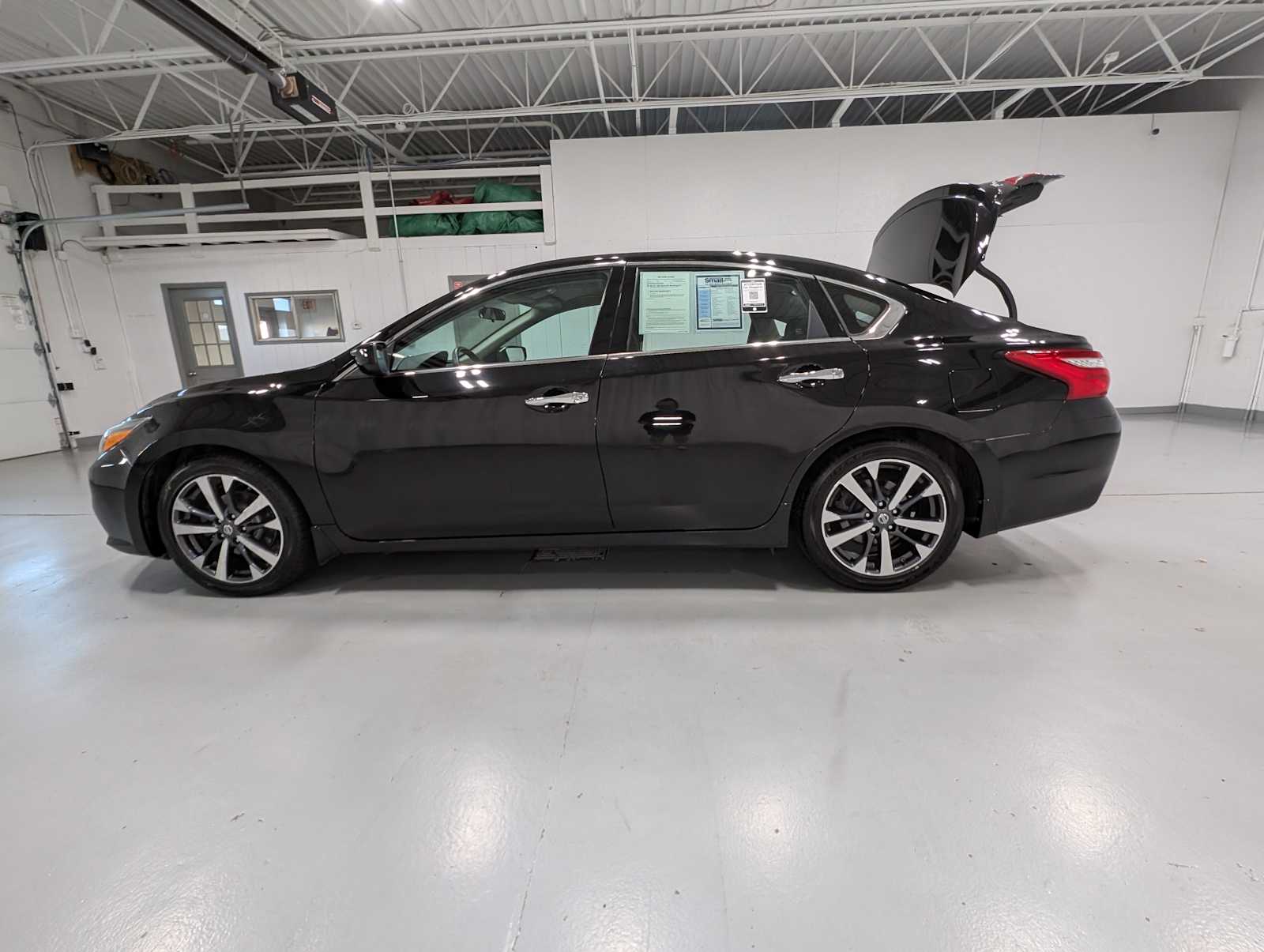 2016 Nissan Altima 2.5 SR photo 11