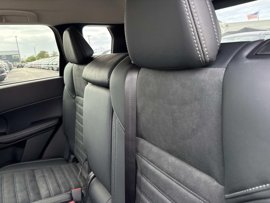 2025 Mitsubishi Outlander SE photo 12