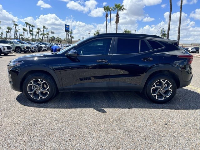 2025 Chevrolet Trax LT photo 2