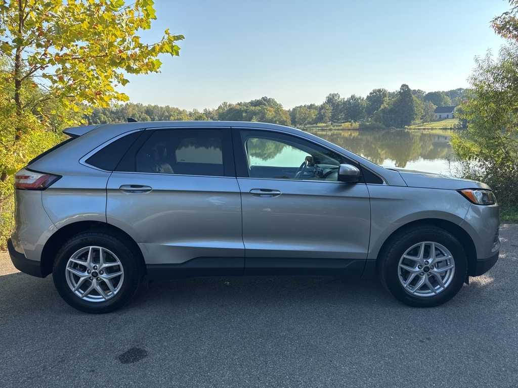 2024 Ford Edge SEL photo 2