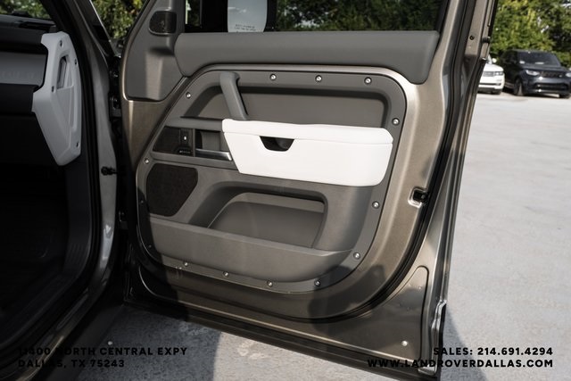 2025 Land Rover Defender 110 S photo 43